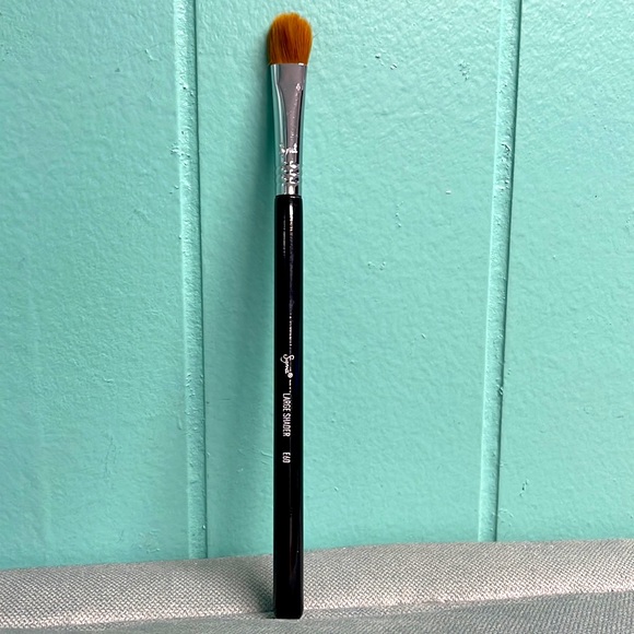 SIGMA BEAUTY LARGE SHADER BRUSH E60 - Picture 8 of 9